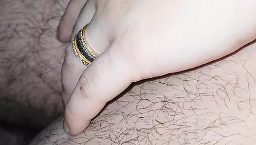 Üvey anne yatakta çıplak üvey oğluyla oturan sürtük bir kaltak ve yarağına dokunuyor