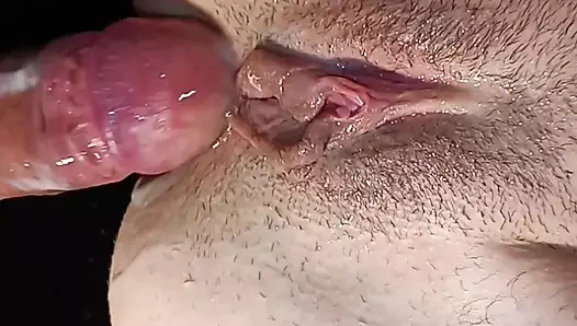 Üvey erkek kardeş lezzetli bir amcığı sikiyor