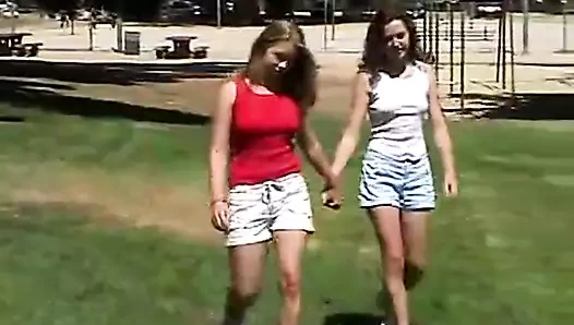 Sarışın ateşli küçük April lezbiyen arkadaşını yalıyor