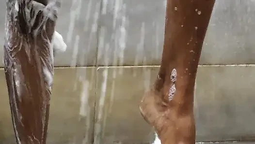 Amcıkla banyo yapıyor