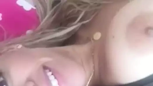 Latin sarışın gösterisi