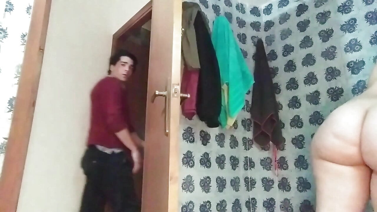 Üvey kardeşimi duşta çıplak yakaladım ve beni sikişmeye davet ediyor