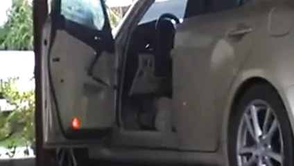 Lateks eteğim ve morgan topuklu ayakkabımla dışarı çıkıyorum.