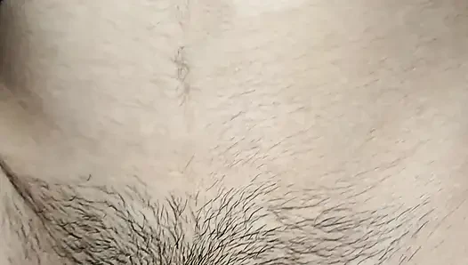 Sıkı amcığı parmaklıyor ve büyük yarakla içeri giriyor