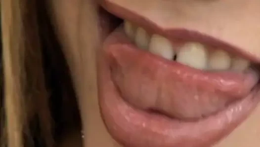 Sevimli yüzlü bebek onu arka kapıdan almak istiyor ve yüzü sıcacık oluyor