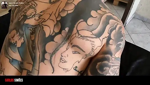 Ateşli esmer kızla dövmeli adam