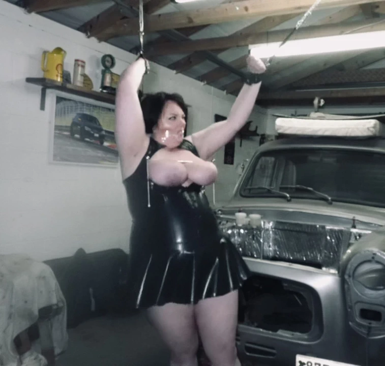 İri güzel kadın lateks içinde bağlı ve ağzı tıkalı