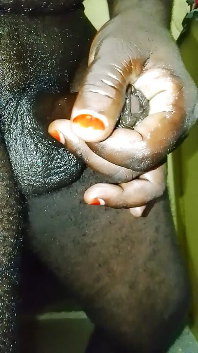 Hintli üniversite erkeği yatak odasında seksi elle mastürbasyon