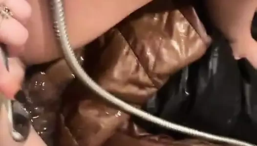 Orta yaşlı seksi kadın jacekts 180 ile küvette mastürbasyon yaptım