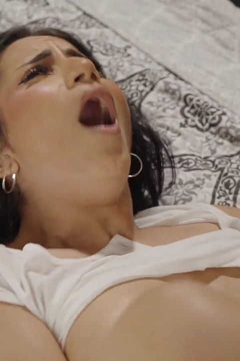 Suriyeli üvey kız üvey babası büyük zenci yarağına karşı koyamıyor - ırklararası dölleme seksi