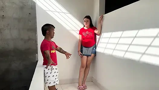 Zengin hamile üvey kız kardeşim benimle seks yapmayı kabul ediyor çünkü cüceyim ve sonunda onu zengin sütümle doldurıyorum