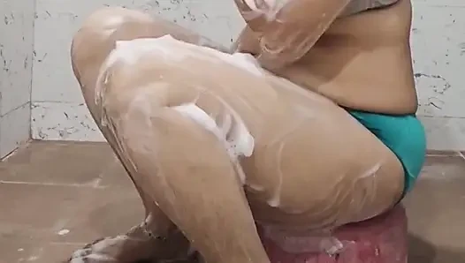 Priya bhabi chikani vücut gösterisi videosu