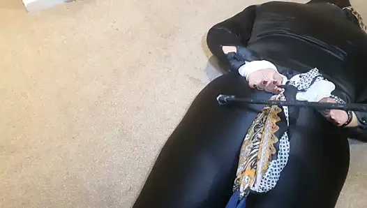 siyah saten bluz ve parlak tozluk esaret