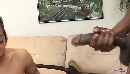 Yaramaz orta yaşlı seksi kadın iyimserliğini koruyup arkadaşları için seks partileri yaparak meşgul olmaya devam ediyor