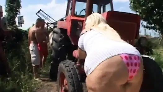 Büyük şişman sarışın amcık çiftlikte üçlü seks yapıyor