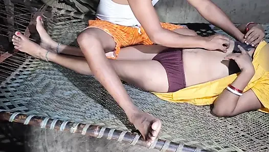 Seksi Hintli üvey kız kardeş sert sikiliyor