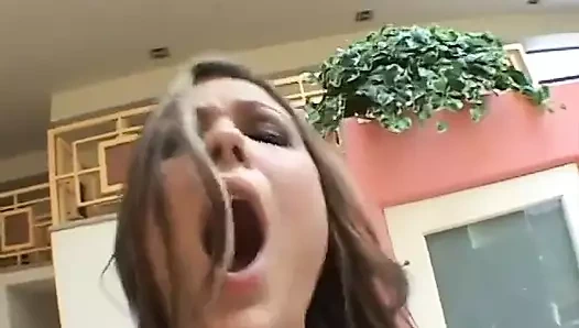 Esmer kız büyük yarakla domalıyor ve domalarak sikiliyor