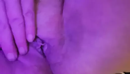 fahişe gösterir.....