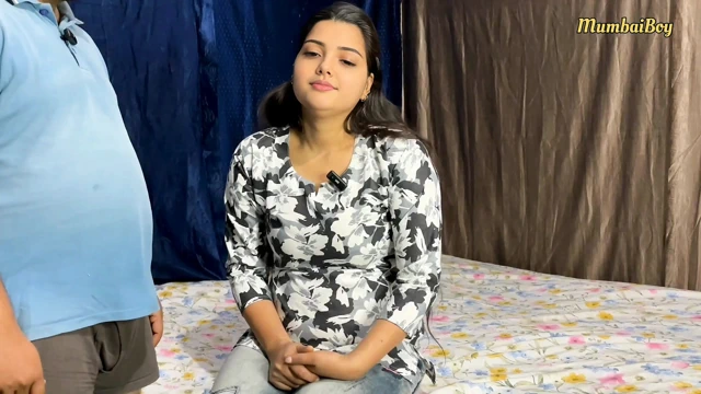 Hintli patron sekreteri domaltarak sikiyor ve götüne boşalıyor