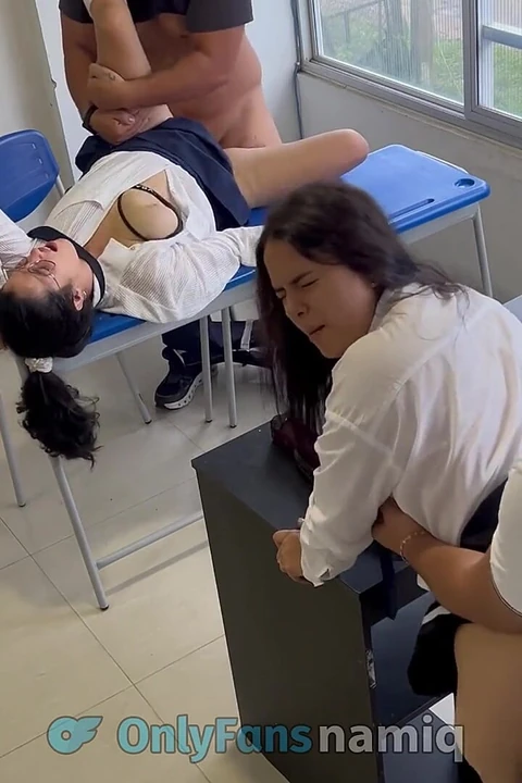 Öğrenciler öğretmeni baştan çıkarıyor