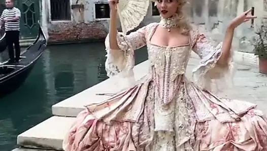 Venedik'te elbiseli Victoria adaleti