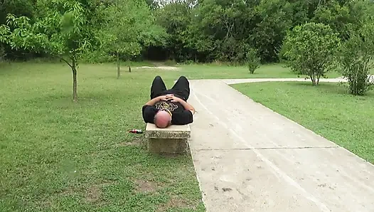 Parktaki bankın yüzü pembe dantellimde oturuyor