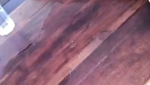 vor Geilheit auf den Tisch gepisst