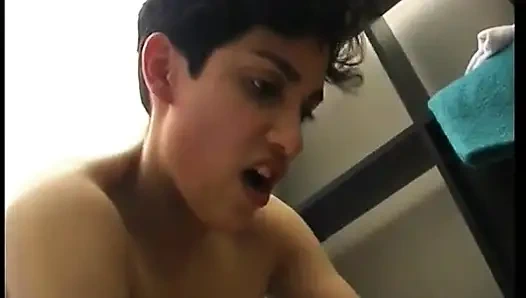 İtaatkar bir beurette orgazm egzersizi yapıyor!