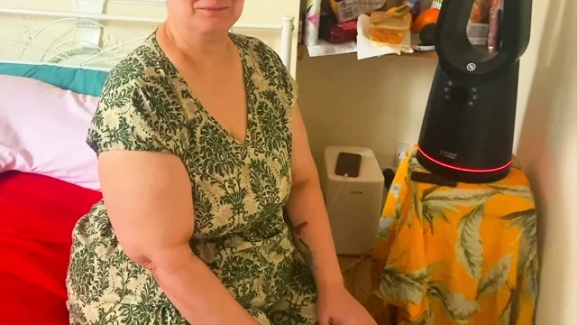 Azgın büyük götlü üvey anne evde büyük zenci yarağı teslim ediyor