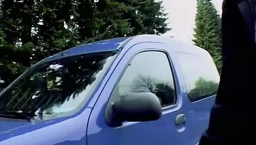 Vahşi Alman bayan ile bir ince vücut gets becerdin üzerinde the kanepe