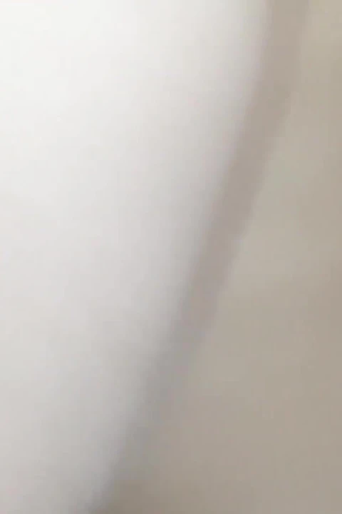 Duş sonrası oturur ve vajina gösterir.