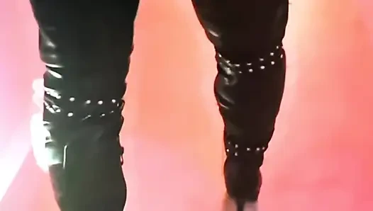 Katlicious seksi yürüyüşle azdırıyor ve deri kalçalı çizmelerle dans ediyor