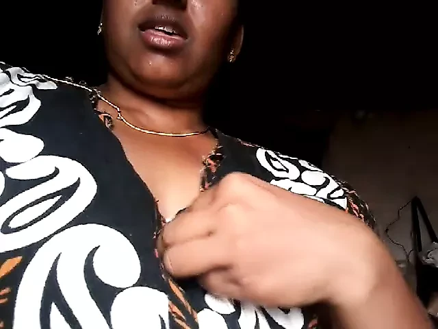 Madurai hot college girl showing boobs to her bf