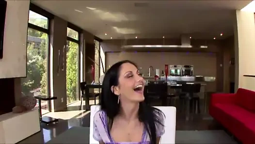 Sıcak pantolonlu Ava addams