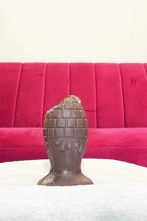 Çikolata göt tıkacımla oynuyorum
