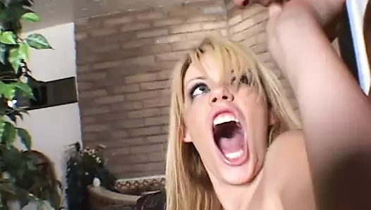 Azgın tatlı, sıkı deliklerinin derinliklerinde büyük bir direk hissinden hoşlanır