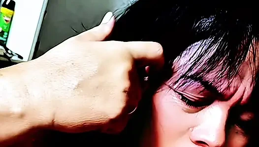 Üniversiteden güzel ve genç bir arkadaşım, amatör ve riskli oral seks yaparken yakından sızdırdı ve ağzında sperm varken beyaz kız da tadına baktı