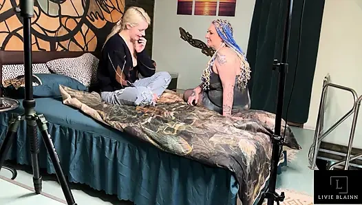 Üvey anne üvey kızına yarak almayı gösteriyor