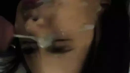 Endonezyalı karım ağzını açmak istemiyor bu yüzden dölümü yüzüne açıyorum