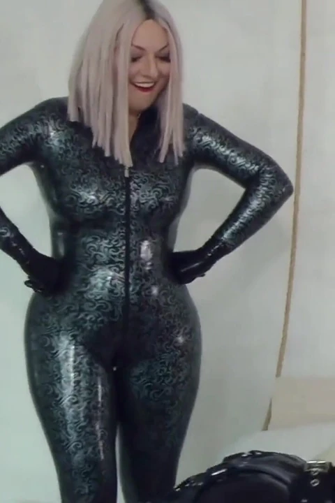 Игра с домашним животным с тяжелым резиновым фетишем. Блестящая госпожа в латексном комбинезоне и ее покорная. Положительное женское доминирование.