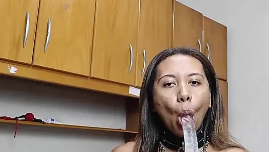 Büyük dildo ve küçük amcık, mükemmel kombinasyon