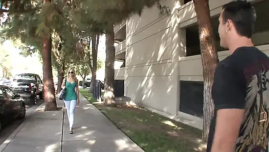 Şehvetli bebeğin güçlü amcıkları spermle dolu biraz görünüyor