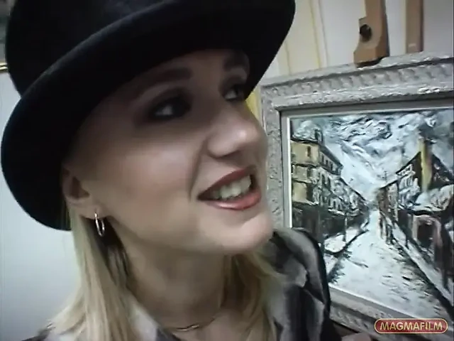 Блондинка француженка трахается с похотливыми обвисшими сиськами