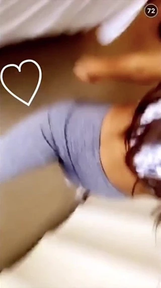 Ariana grande vücudunu gösteren tayt içinde!