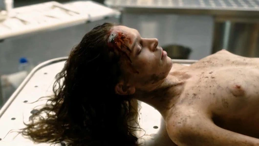 Anna brewster skandal gezegeninde sessiz tanık olarak çıplak sahne