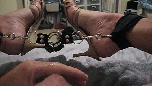 Ayak bilekleri değiştirilmiş topuklu ayakkabılara sert boşalıyor