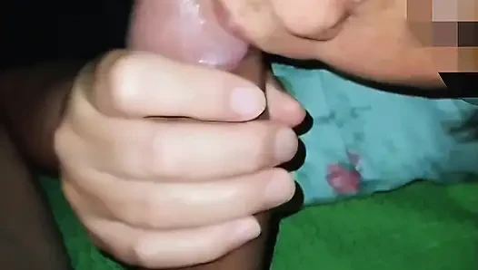Teyze onu çıplak gördü ve üvey sevgilisinin yarağıyla ilgilenmek istedi.