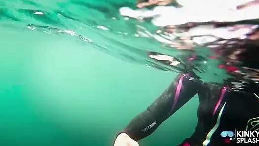 Parlak iki parçalı elbiseme dalıyorum