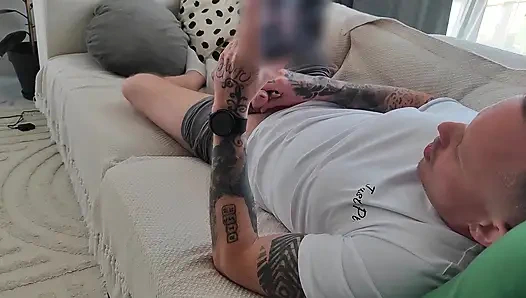 Üvey kız kardeşim beni mastürbasyon yaparken yakaladı ve boşalmama yardım etti!