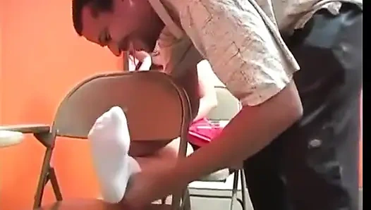 Taşak ezme 33 - üniversite üniformalı Asyalı kız kötü öğretmenine taşak ezmeyle işkence ediyor